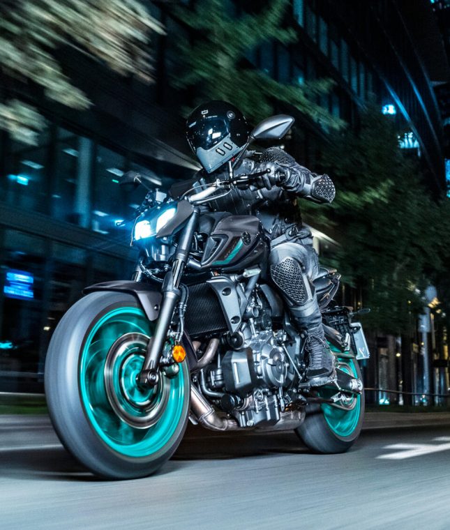 2024-Yamaha-MT07A-EU-Midnight_Cyan-Action-004-03